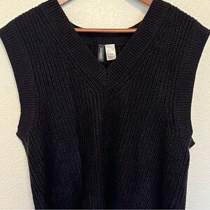 H&M Divided Black Knit Sleeveless V-Neck Wide Cut Sweater Vest Size Medium